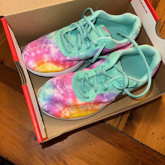 Size 5 NIKE Sneakers. MUST BE BUNDLED. NO ADDITIONAL DISCOUNT ON THIS ITEM !! - Picture 2 of 8